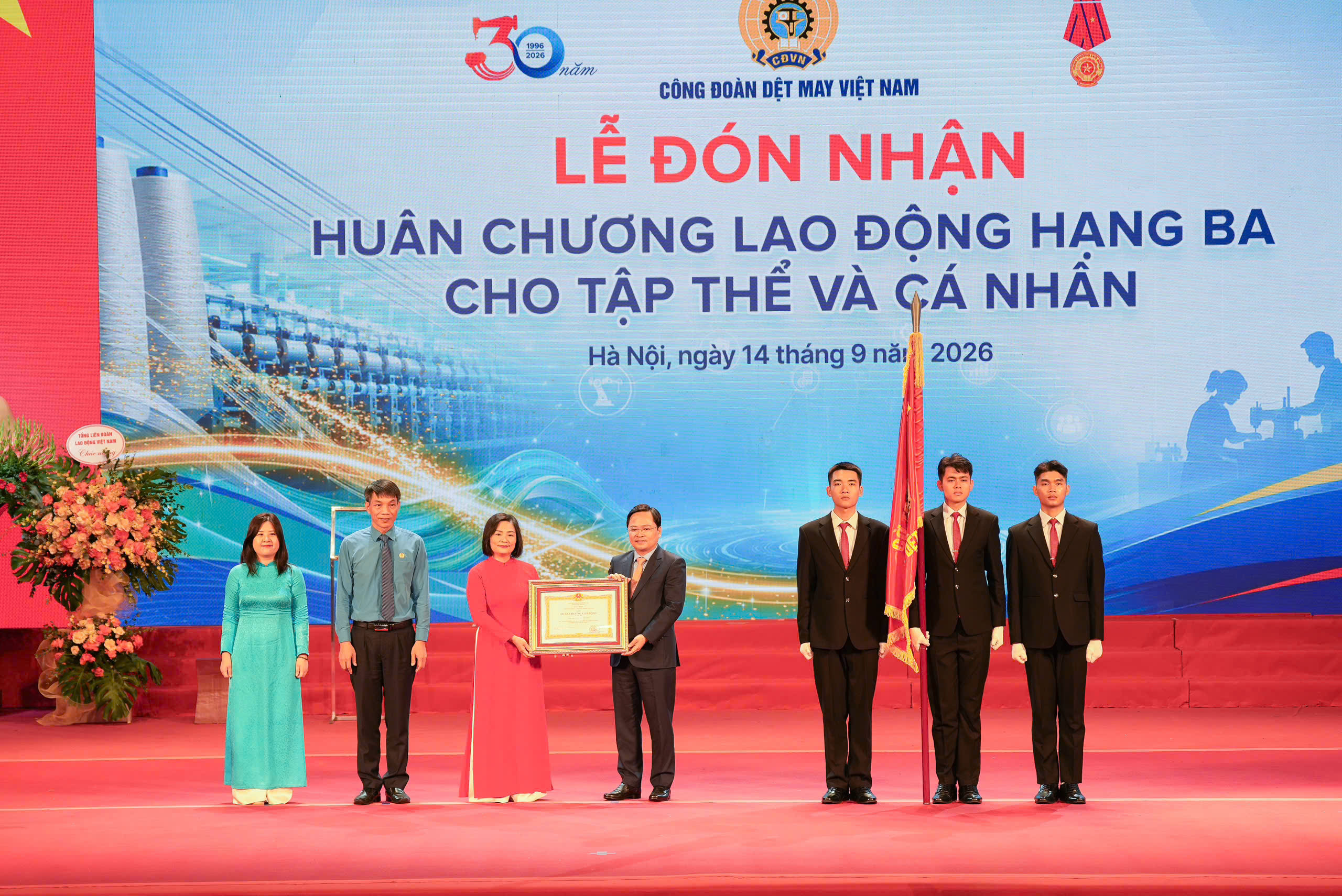 30 nam cong doan det may 10