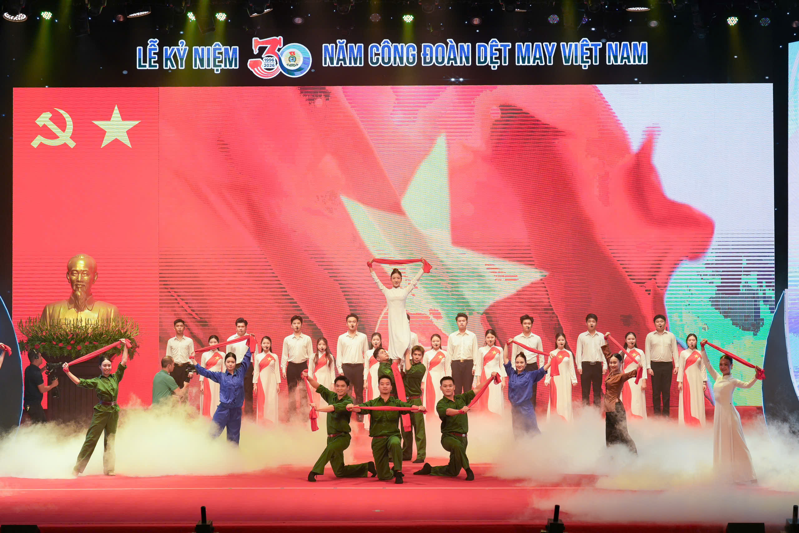 30 nam cong doan det may 8