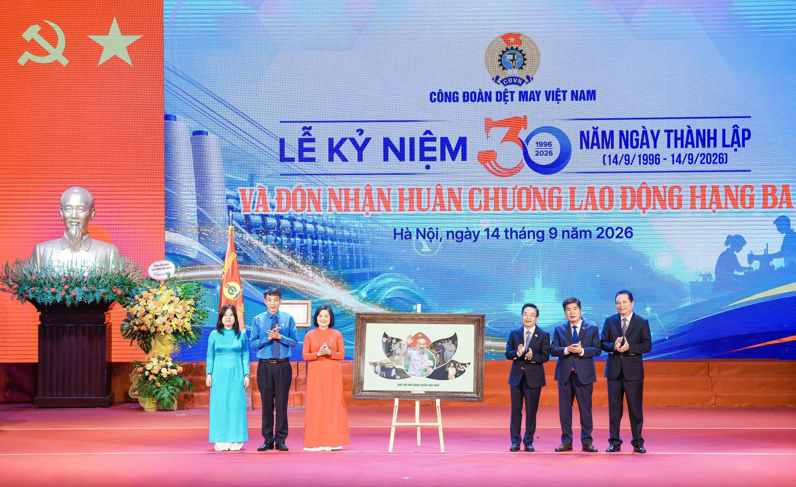 Vietnam Textile and Garment Trade Union marks 30th anniversary and receives Third-Class Labor Order 10 30 nam cong doan
