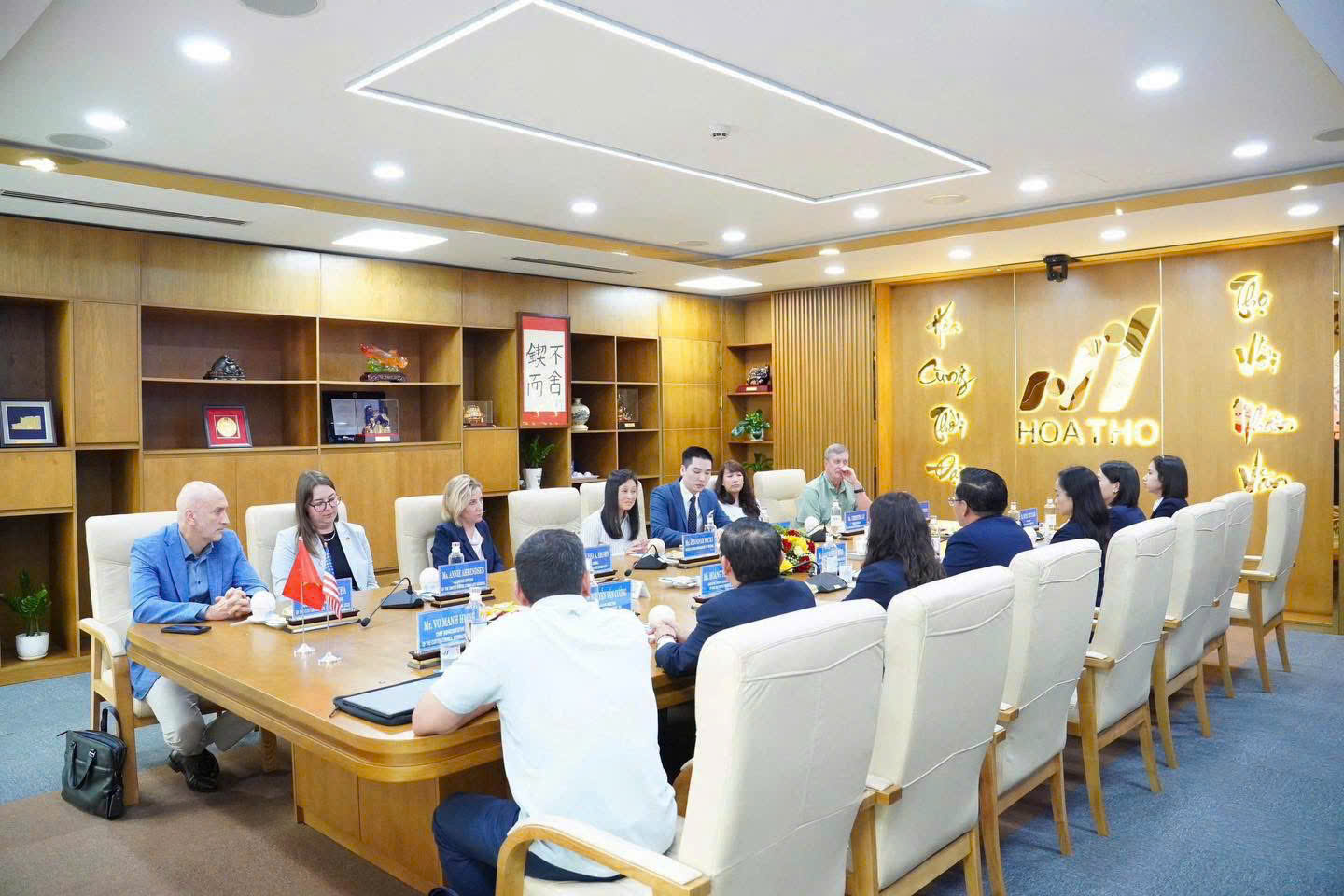 Hòa Thọ vinh dự đón tiếp Đoàn Đại sứ quán và Tổng Lãnh sự quán Hoa Kỳ tại Việt Nam 1 Hoa Tho tiep Dai su quan Hoa Ky 0