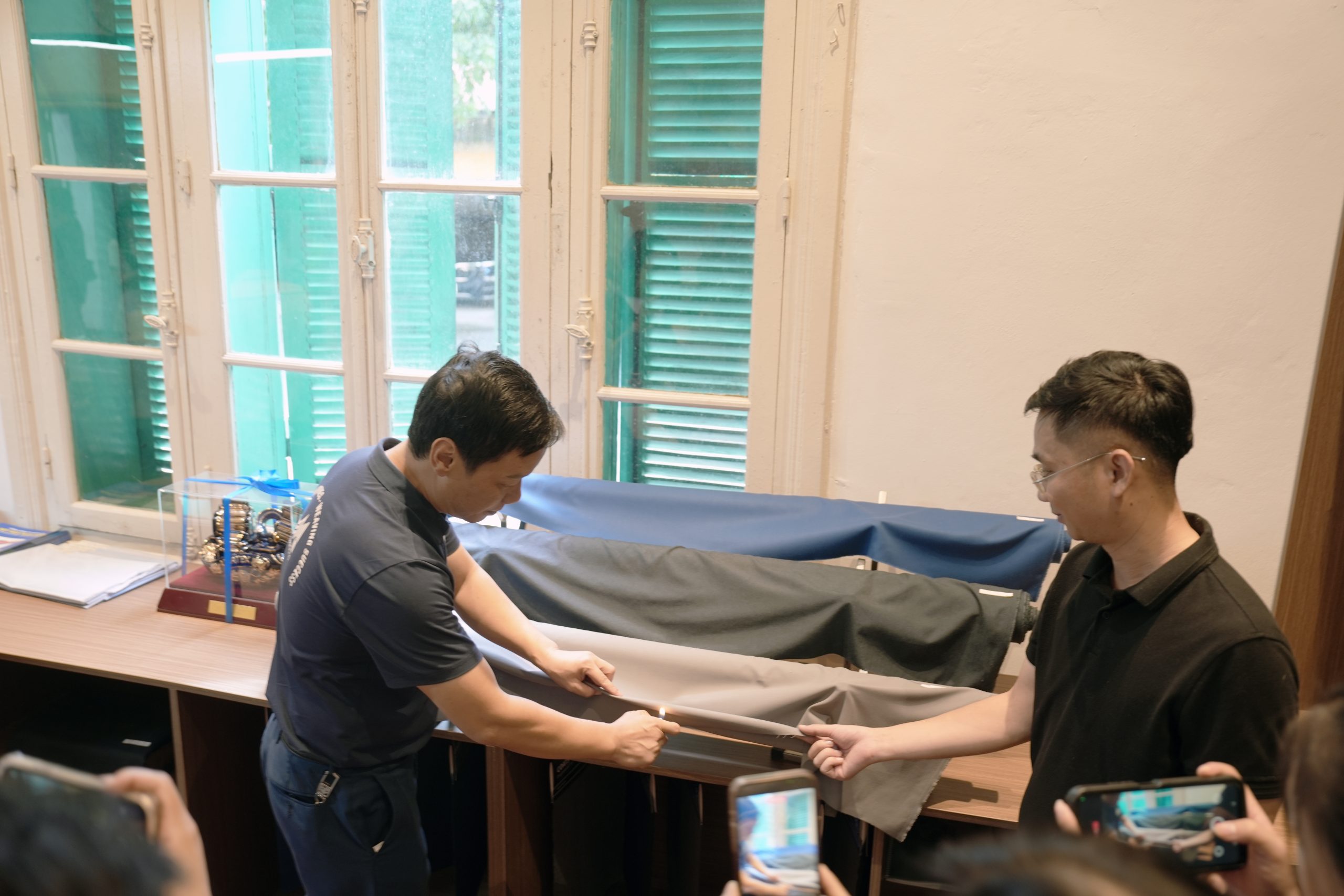 hoc vien tham quan san pham vai chong chay scaled