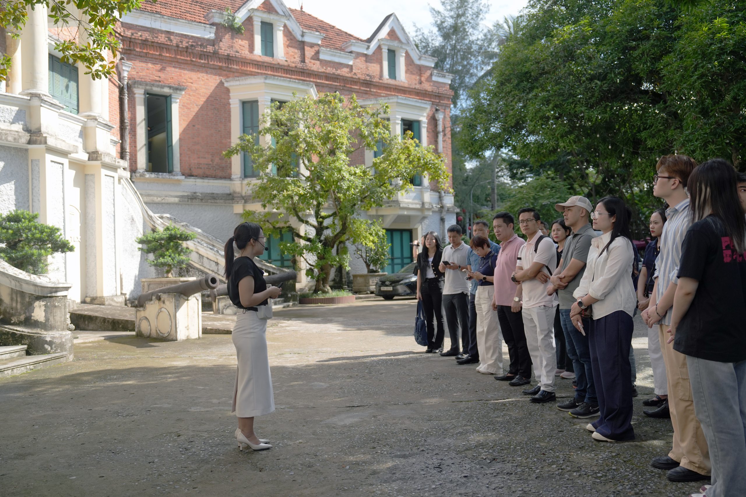 huong dan vien gioi thieu ve y nghia lich su cua di tich scaled