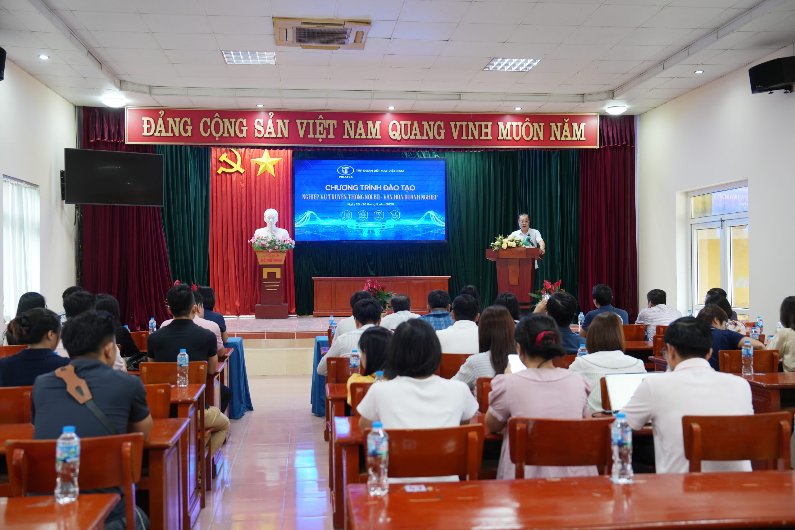 lanh dao det Nam Dinh trao doi cung hoc vien scaled