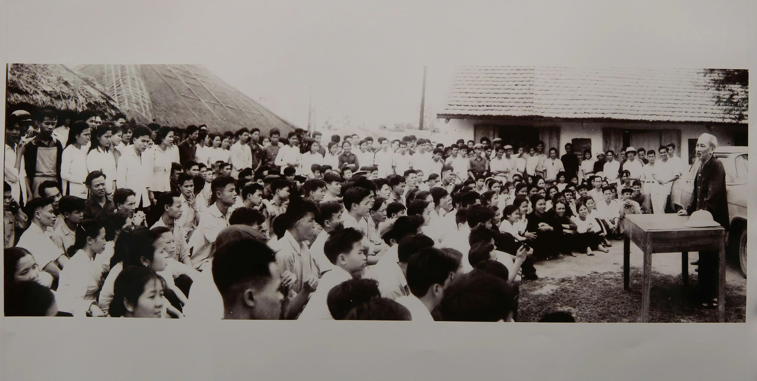 Bản hùng ca dệt may: Từ khói lửa Việt Bắc đến rừng cờ hoa ngày Giải phóng Thủ đô 3 Bac ho noi chuyen may 10