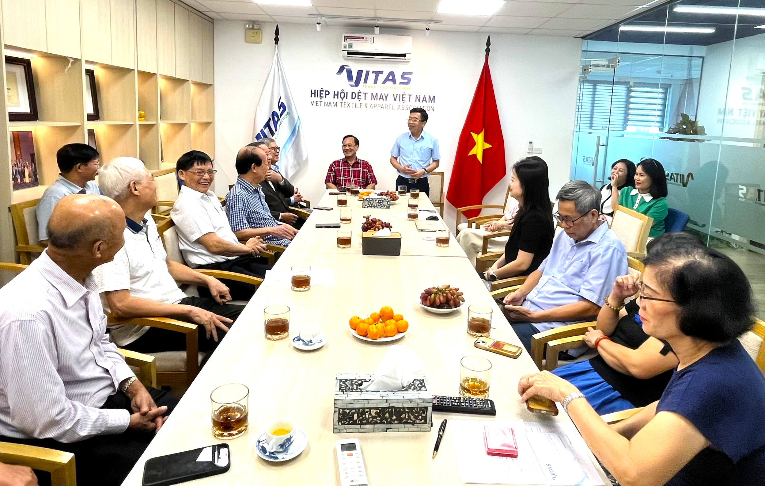Chi bộ Hiệp hội Dệt May Việt Nam long trọng tổ chức Lễ trao tặng Huy hiệu Đảng 5 HH 5