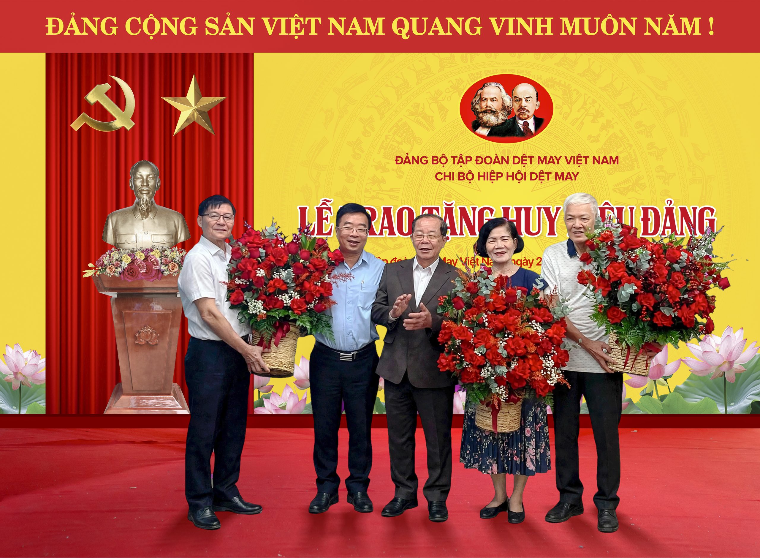Chi bộ Hiệp hội Dệt May Việt Nam long trọng tổ chức Lễ trao tặng Huy hiệu Đảng 3 trao HH Dang 5b copy scaled